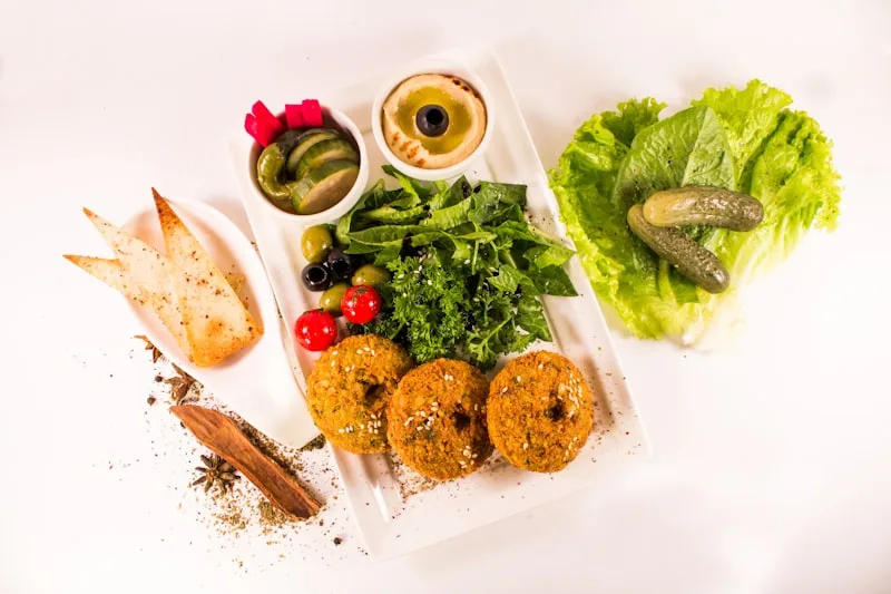 Assiette de falafel avec houmous salade et pain pita