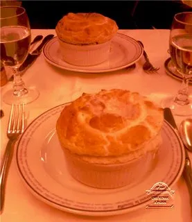 Souffle au restaurant Le Souffle a Paris, dore et aerien