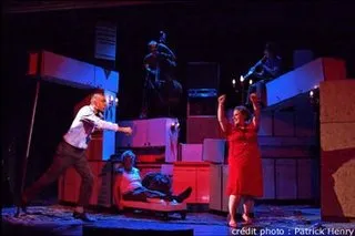 Scene de Shitz de Hanokh Levin avec les comediens sur scene