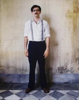 Homme revolutionnaire, oeuvre de Shirin Neshat, calligraphie persane sur portrait