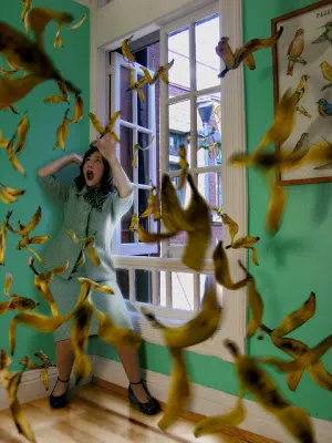 Death by Bananas par Daniela Edburg, femme ensevelie sous des bananes