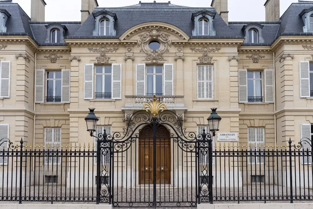 Rue du 7e arrondissement de Paris avec bâtiments diplomatiques, ambiance institutionnelle et calme